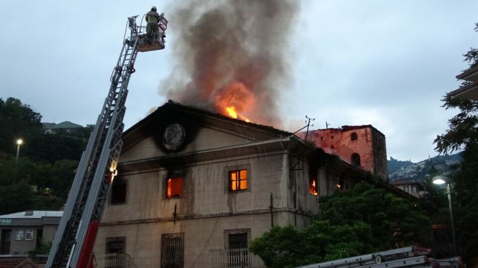 Tarihi bina kül oldu!