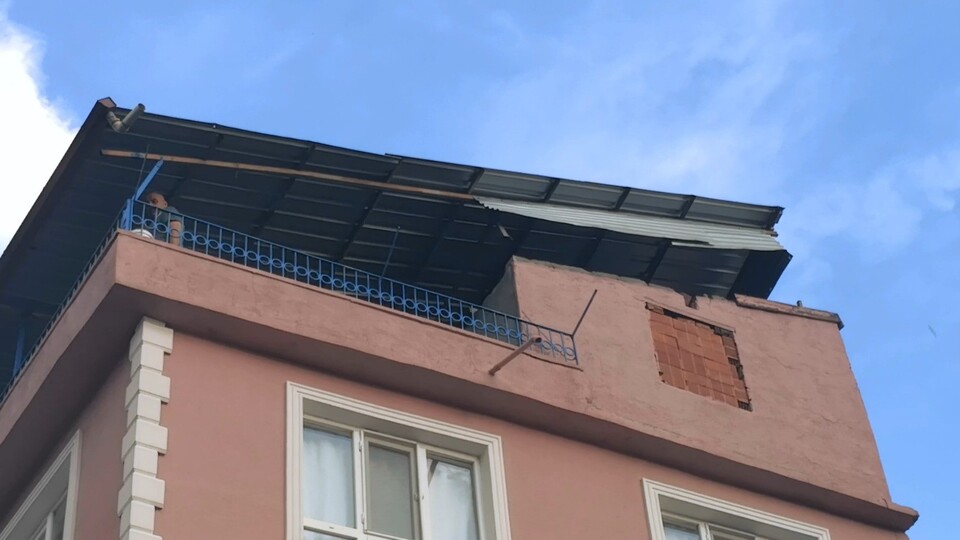 Şiddetli rüzgar çatıları uçurup bayrak direklerini yıktı