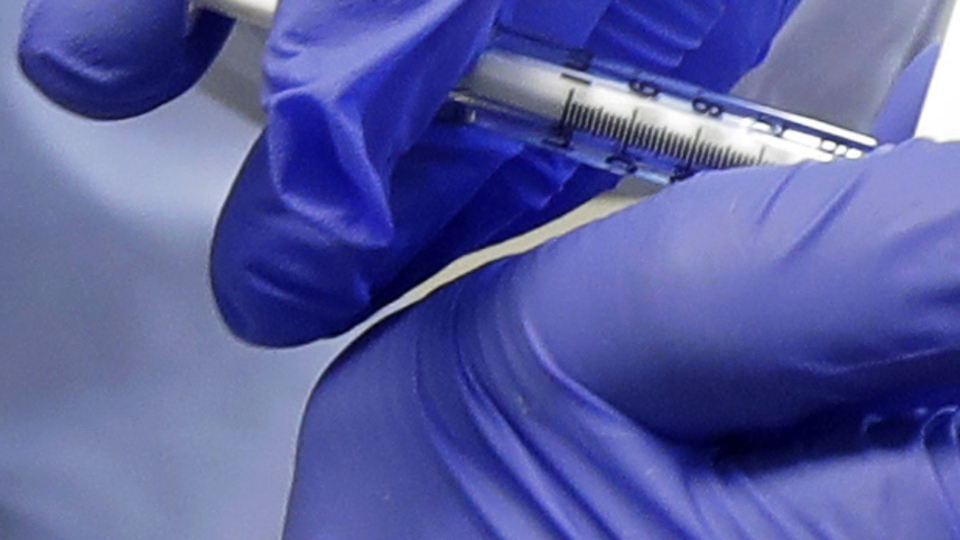 İngiltere'den Rusya'ya Kovid-19 aşısı suçlaması!