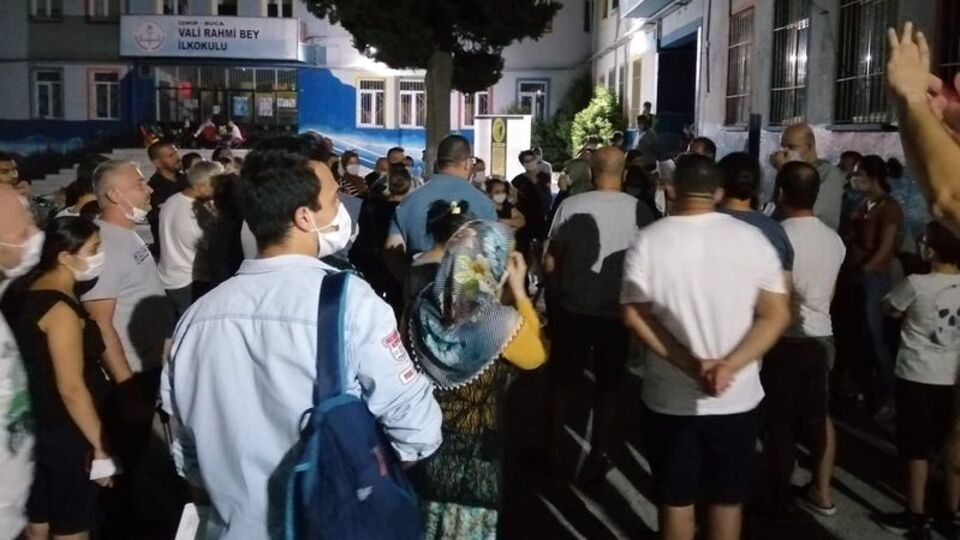 Mesafeyi unutturan 'öğretmen' kuyruğu!