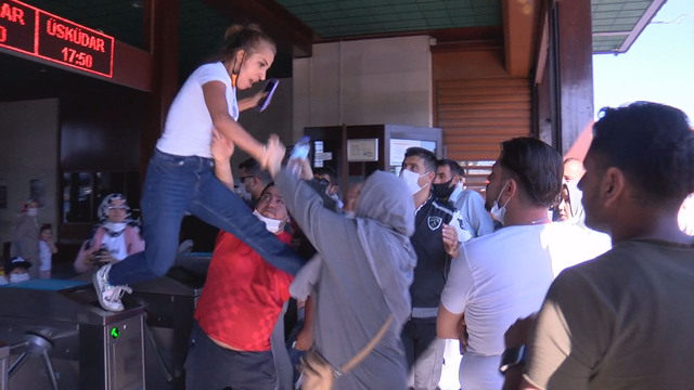 Vapur sırasında kadından kadına uçan tekme!