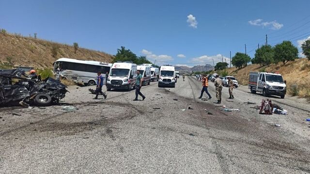 Tunceli'de feci kaza! 1 ölü, 17 yaralı
