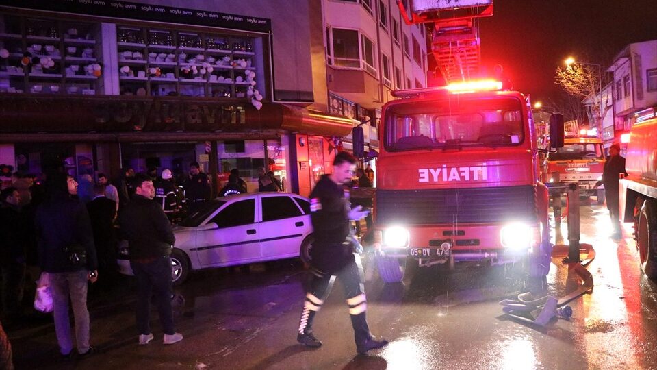 Amasya'da yangın! 2 ev kullanılamaz hale geldi