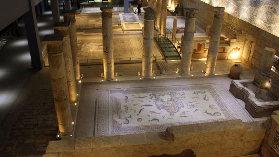 Zeugma'da 10 eser kayıp!