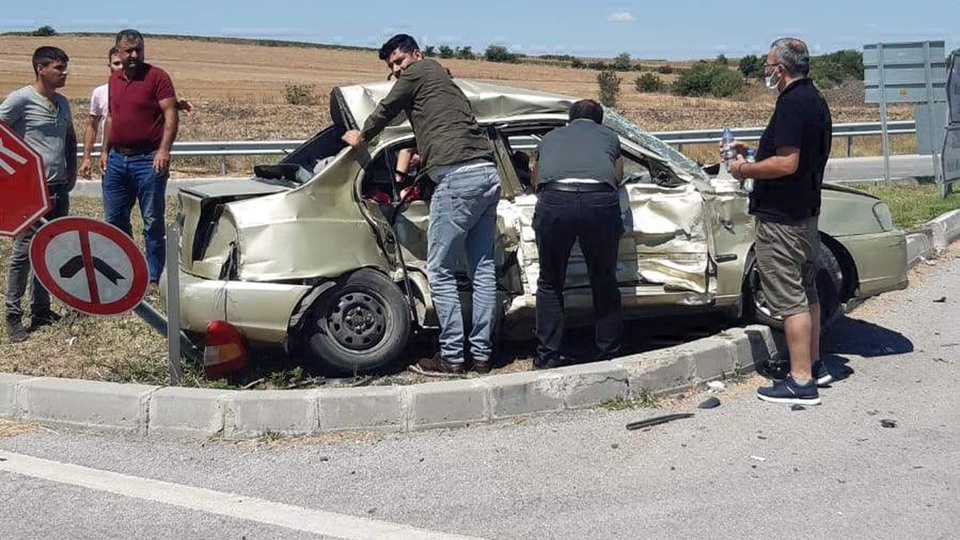 Korkunç kazada anne ve kızı can verdi!