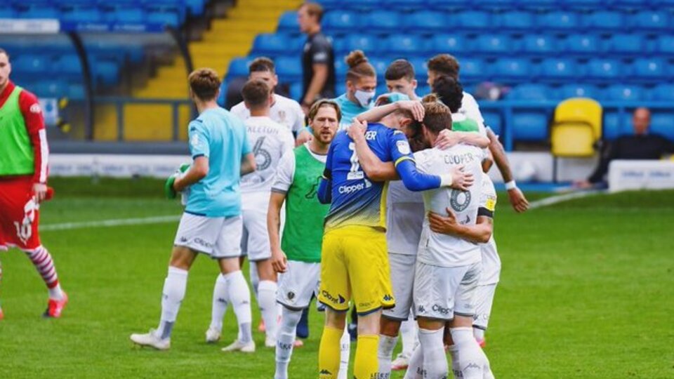 Leeds şampiyonluğu da garantiledi