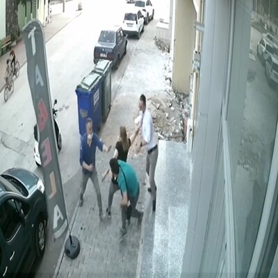 'Namusuma yan baktın' diyerek tekme tokat dövdüler!
