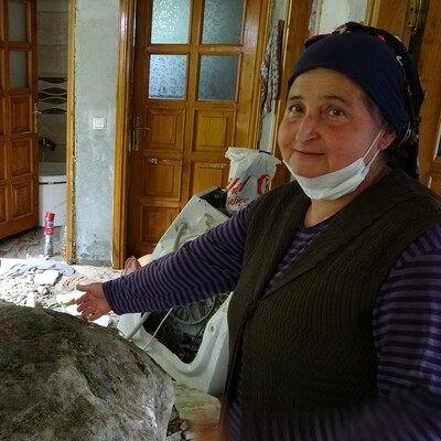 5 kişilik aileyi dev kayadan çamaşır makinesi korudu!