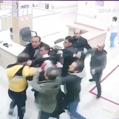 Diyarbakır'da sağlık çalışanına saldırı kamerada!