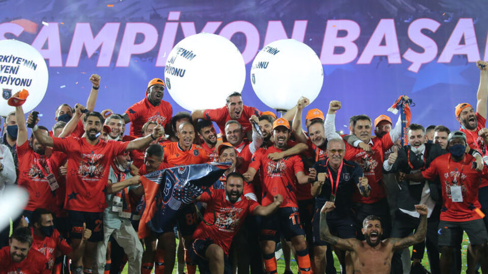 "Başakşehir'e tebrik, Fenerli'ye sorgu"