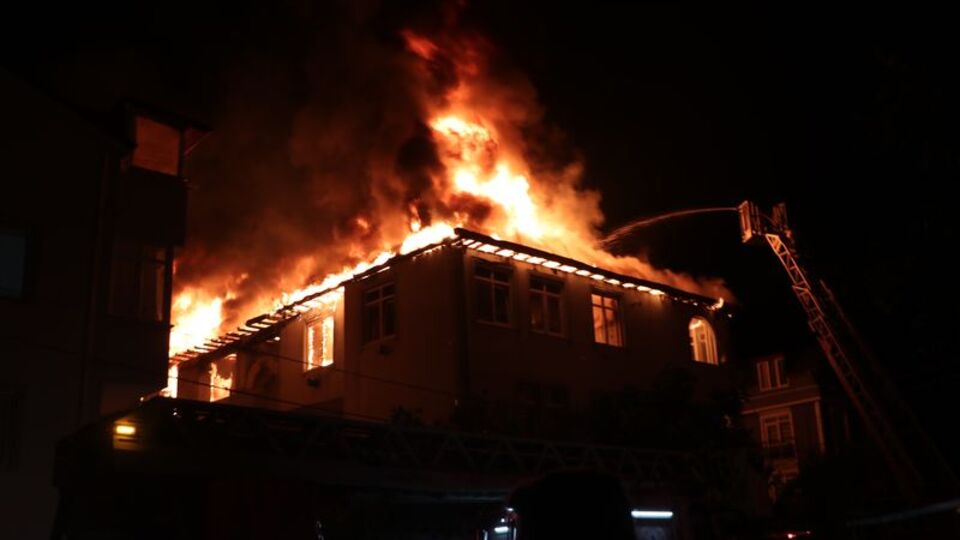 Yaşlı çift yangından son anda kurtarıldı