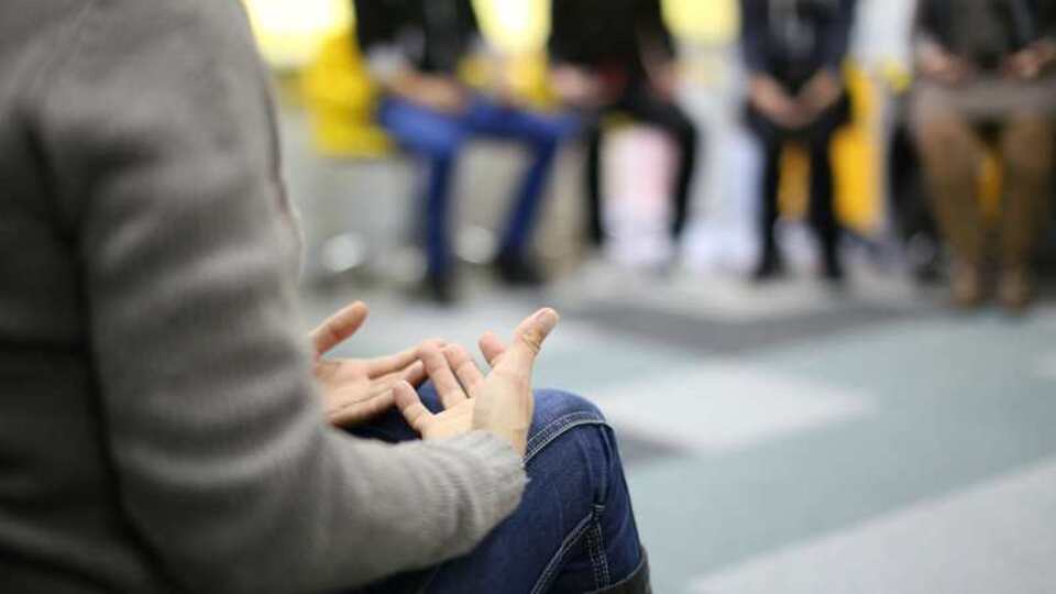 Grup terapisinde uygulama yöntemi ve faydaları