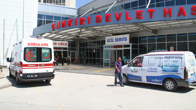 Ambulansa bindirilmek istenirken, aracın camlarını kırdı!