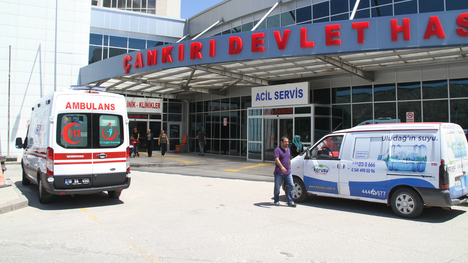 Ambulansa bindirilmek istenirken, aracın camlarını kırdı!