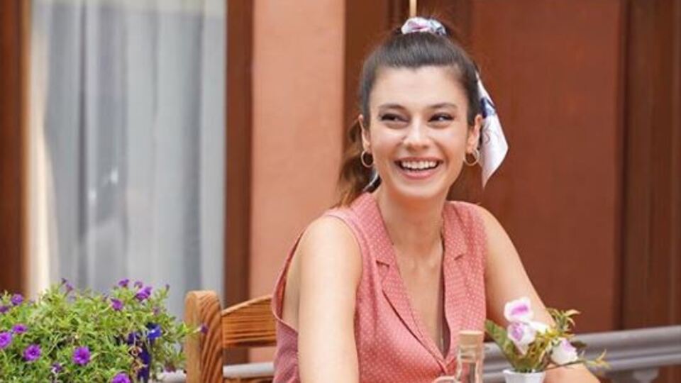 Gençliğim Eyvah Azra kimdir?
