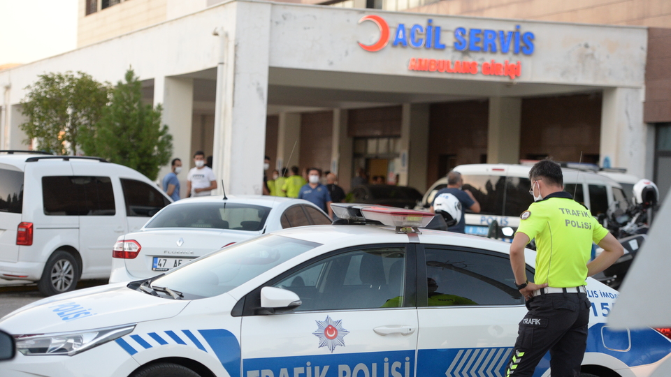 Uygulama noktasındaki polislere otomobil çarptı: 3 yaralı!