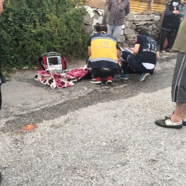 Yaşlı çift alevler arasında kaldı
