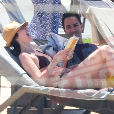 Demet kahkahalara boğuldu