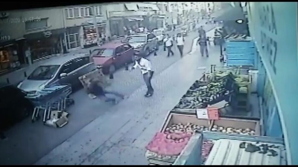 Kadıköy'de sokak ortasında bıçakladı