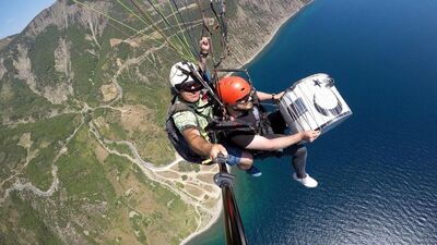 Yamaç paraşütü ile uçarken davul çaldı