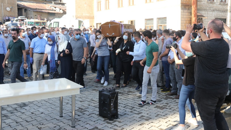 Vahşice katledilen Pınar Gültekin gözyaşlarıyla uğurlandı