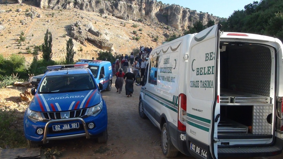 Feci olay! Kesim yaparken üzerine ağaç devrildi!