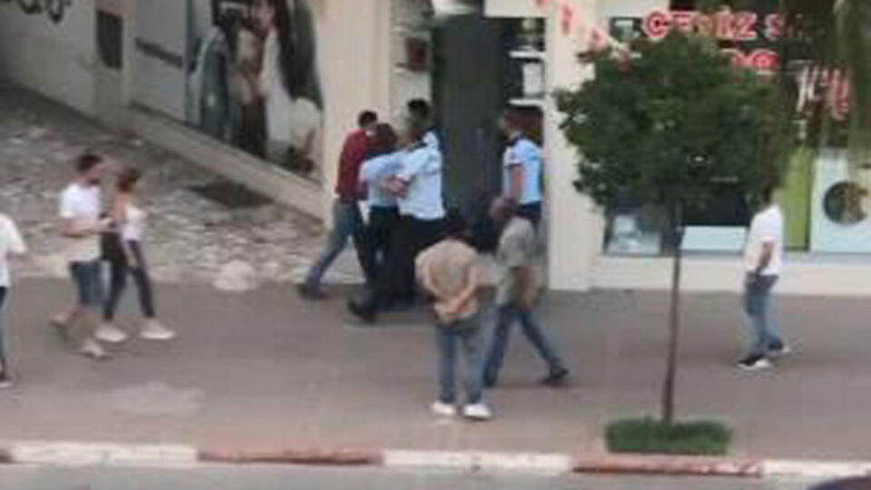 Zabıtalar seyyar satıcıyı darbetti