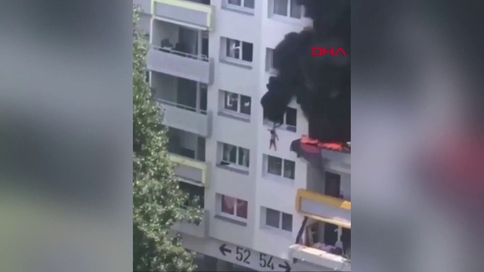 Fransa'da iki çocuk, yanan binadan atlayarak kurtuldu!