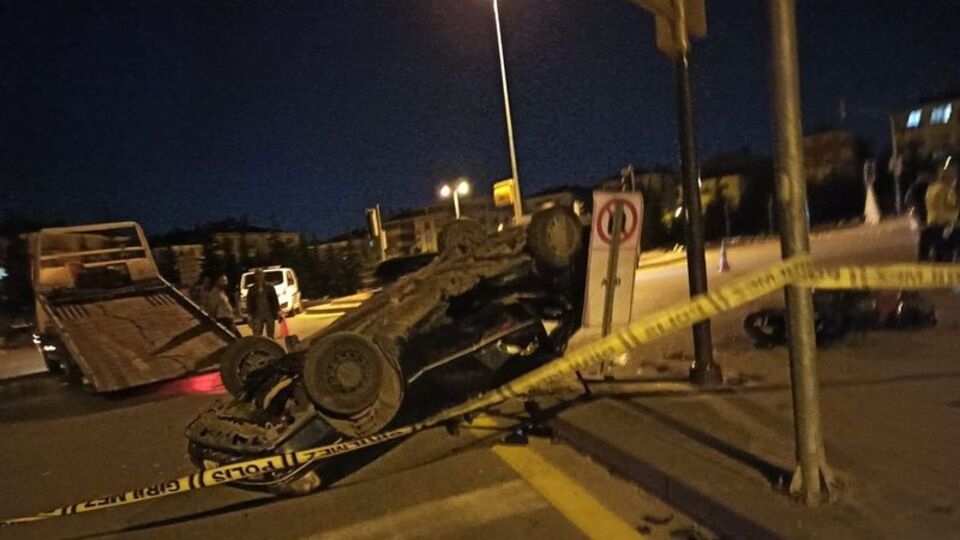 Motosiklet ile otomobil çarpıştı: 1 ölü, 2 yaralı