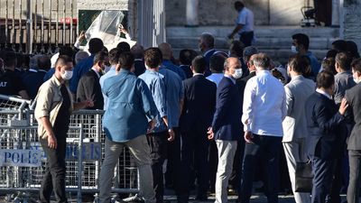 Ayasofya'ya cami tabelası asıldı, merakla beklenen mozaikler için perdeleme yapıldı
