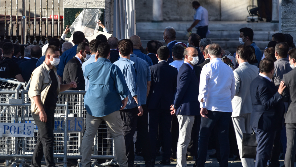 Ayasofya'ya cami tabelası asıldı, merakla beklenen mozaikler için perdeleme yapıldı