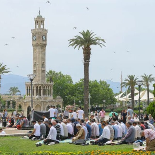 İzmir cuma saati kaçta?