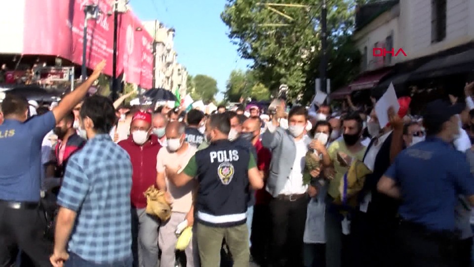 Polis bariyerini aşan kalabalık Ayasofya'ya doğru koştu
