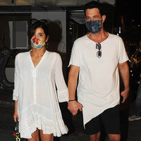 Aşıklar yürüyüşte