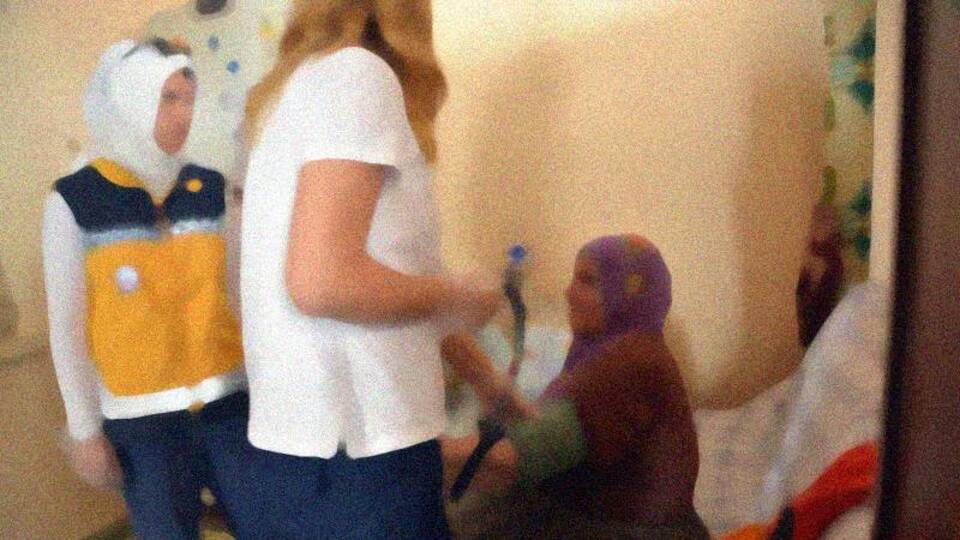 Bu nasıl evlat! Dövüp, sokağa attı