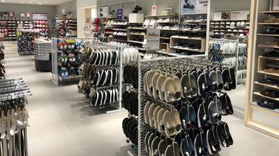 Ayakkabı mağazacılığına başladı