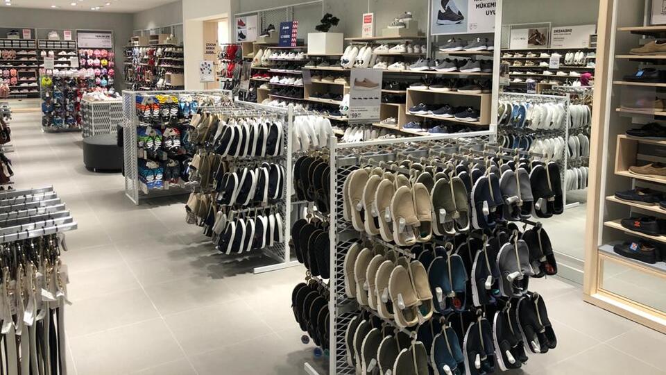 Ayakkabı mağazacılığına başladı