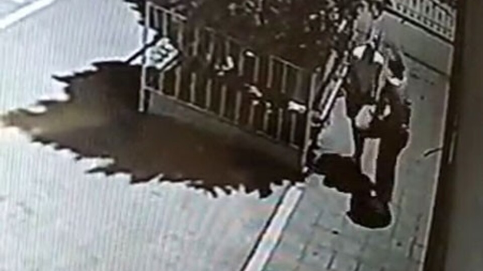 Maske ve şapka takıp Atatürk büstlerini çaldılar!