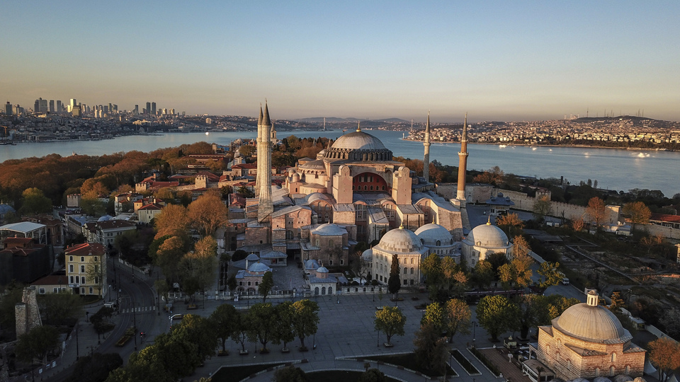 Yunanistan'da Ayasofya'nın ibadete açılması nedeniyle yas çağrısı yapıldı