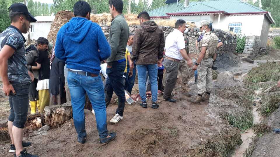 Ağrı'da sele kapılan çocuk hayatını kaybetti!