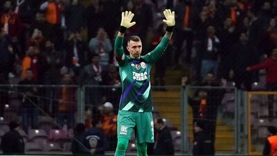 Galatasaray Muslera'yı mumla aradı!
