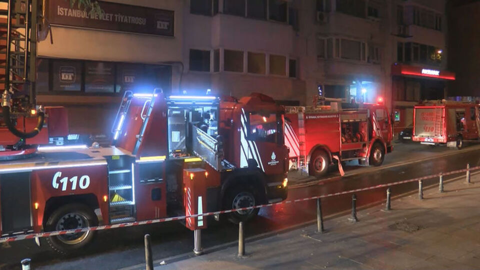 Beyoğlu'nda tiyatro binasında yangın paniği