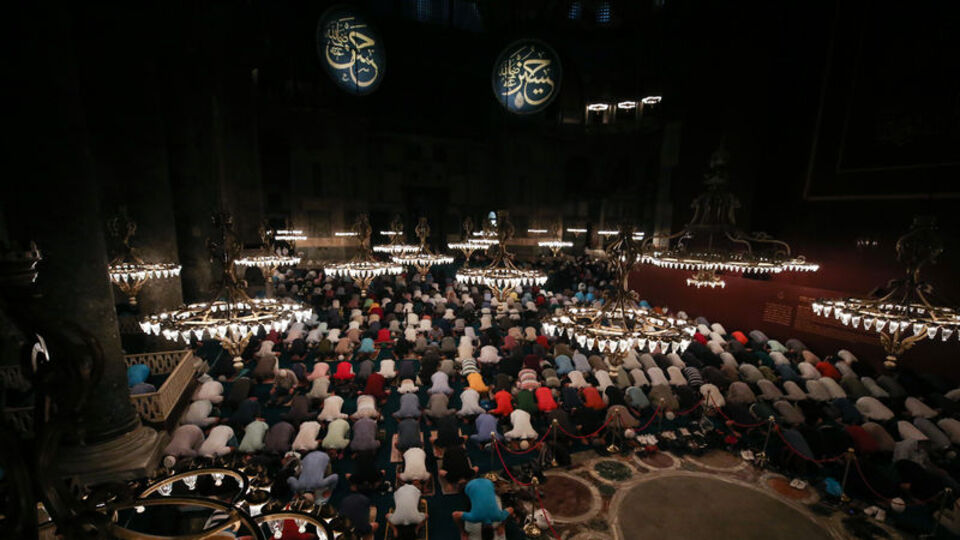 Ayasofya Camii'nde ilk sabah namazı