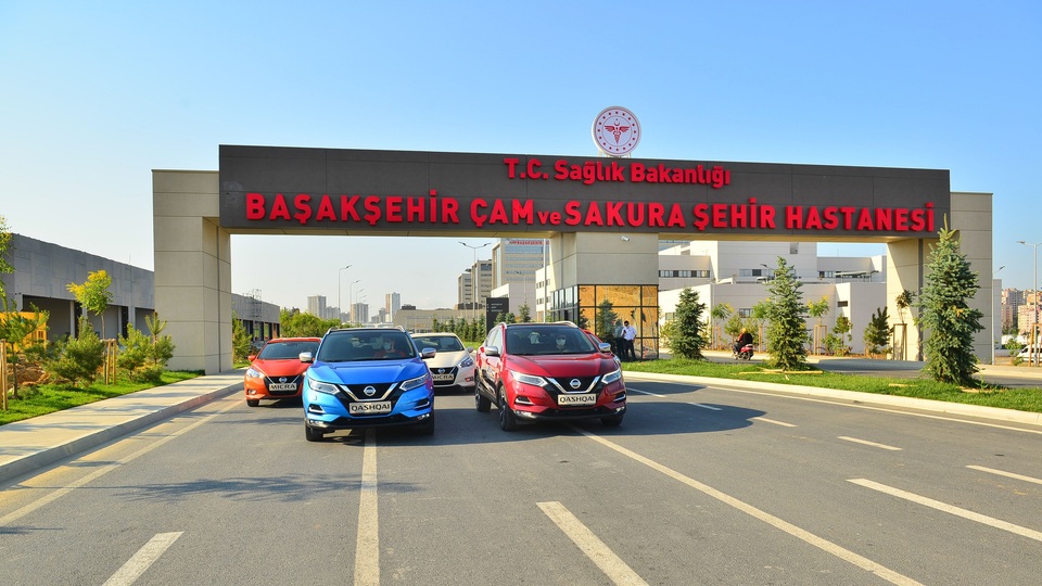 Sağlık çalışanlarına araç tahsis etti