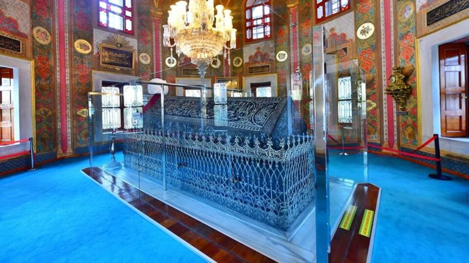 Ayasofya'nın açılmasının ardından Fatih Sultan Mehmet Han'ın kabrine vatandaş akını