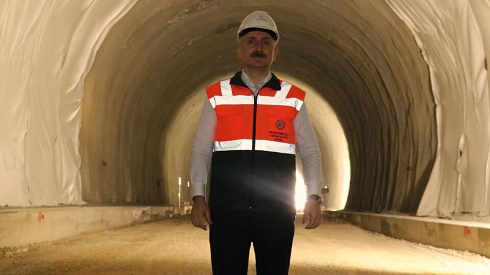 Bakan Karaismailoğlu: 30 dakikalık mesafe 7 dakikaya inecek