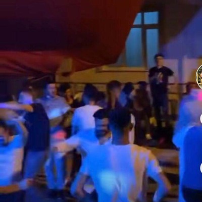 İnanılmaz olay! 'Koronaya selam' partisi düzenlediler!