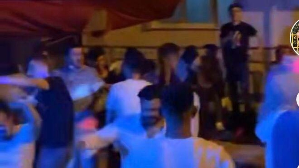 İnanılmaz olay! 'Koronaya selam' partisi düzenlediler!