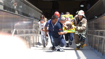 Metroda korkutan anlar! Saçları yürüyen merdivene sıkıştı!