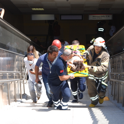 Metroda korkutan anlar! Saçları yürüyen merdivene sıkıştı!